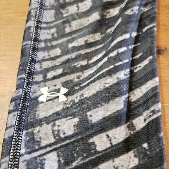 Under Armour HeatGear Compression Cropped Leggings Sty#1258599 Size Small - Picture 2 of 6